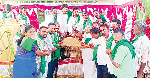 ದೊಡ್ಡನೇರಳೆ ಗ್ರಾಮದಲ್ಲಿ ಬೆಟ್ಟದಪುರದ ಸರ್ಕಾರಿ ಪ್ರಥಮ ದರ್ಜೆ ಕಾಲೇಜಿನ ವತಿಯಿಂದ ಆಯೋಜಿಸಿರುವ ಎನ್ನೆಸ್ಸೆಸ್ ಶಿಬಿರದಲ್ಲಿ ವಿಶೇಷ ಉಪನ್ಯಾಸ ಕಾರ್ಯಕ್ರಮವನ್ನು ಗಣ್ಯರು ಉದ್ಘಾಟಿಸಿದರು.