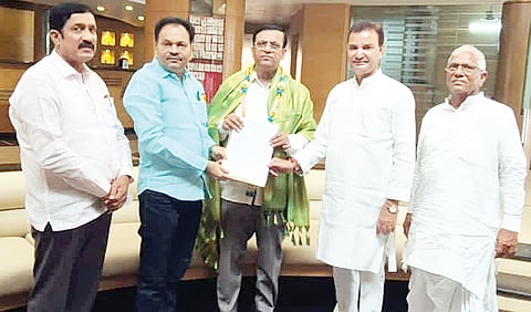 ಗಂಗಾವತಿ-ದರೋಜಿ ರೈಲು ಮಾರ್ಗದ ಕಾಮಗಾರಿಗಾಗಿ ರಾಜ್ಯದ ಪಾಲಿನ ಅನುದಾನ ಬಿಡುಗಡೆಗೊಳಿಸುವಂತೆ ಒತ್ತಾಯಿಸಿ ಕೊಪ್ಪಳ ಜಿಲ್ಲಾ ವಾಣಿಜ್ಯೋದ್ಯಮ ಮತ್ತು ಕೈಗಾರಿಕೆ ಸಂಸ್ಥೆಯಿಂದ ಸಿಎಂ ಆರ್ಥಿಕ ಸಲಹೆಗಾರ ಬಸವರಾಜ ರಾಯರಡ್ಡಿಗೆ ಹೊಸಪೇಟೆಯಲ್ಲಿ ಭಾನುವಾರ ಮನವಿ ಸಲ್ಲಿಸಲಾಯಿತು. ಸಂಸ್ಥೆ ಜಿಲ್ಲಾಧ್ಯಕ್ಷ ಅಶೋಕಸ್ವಾಮಿ ಹೇರೂರು, ಸಂಸ್ಥೆ ಉಪಾಧ್ಯಕ್ಷ ಹಾಗೂ ಯಲಬುರ್ಗಾ ಪಿಕಾರ್ಡ್ ಬ್ಯಾಂಕ್ ಅಧ್ಯಕ್ಷ ಚಂದ್ರಶೇಖಯ್ಯ ಹಿರೇಮಠ ಭಾನಾಪೂರ, ಗಂಗಾವತಿ ನಗರಸಭೆ ವಿಪಕ್ಷ ನಾಯಕ ಮನೋಹರಸ್ವಾಮಿ ಹಿರೇಮಠ ಇತರರಿದ್ದರು.