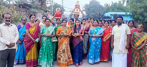 ಕಂಪ್ಲಿಯಲ್ಲಿ ಅಕ್ಕಮಹಾದೇವಿ ದೇವಸ್ಥಾನದ ಕಲಶ ಮೆರವಣಿಗೆ ನಡೆಯಿತು. ಅಕ್ಕಮಹಾದೇವಿ ಮಹಿಳಾ ಮಂಡಳಿ ಅಧ್ಯಕ್ಷೆ ಮುಕ್ಕುಂದಿ ಶಿವಗಂಗಮ್ಮ, ಪ್ರಮುಖರಾದ ಕಲ್ಯಾಣಿಚೌಕಿಮಠದ ಬಸವರಾಜ ಶಾಸ್ತ್ರಿ, ಯು.ಎಂ.ವಿದ್ಯಾಶಂಕರ, ಕೆ.ಎಂ.ಚಂದ್ರಶೇಖರಸ್ವಾಮಿ, ವಾಲಿ ಗುರು ಇತರರಿದ್ದರು.