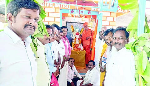 ಗಂಗಾವತಿಯಲ್ಲಿ ಸರ್ವ ಸಮುದಾಯದ ದೈವೀ ಪುರುಷ ನವಣಕ್ಕಿ ನಾಗಪ್ಪ ತಾತಾನವರ ಪುಣ್ಯಸ್ಮರಣೋತ್ಸವ ನಿಮಿತ್ತ ಕರ್ತೃ ಗದ್ದುಗೆಯಲ್ಲಿ ಅಮೃತಶಿಲೆ ಮೂರ್ತಿ ಪ್ರತಿಷ್ಠಾಪನೆ ಕಾರ್ಯಕ್ರಮ ಹಮ್ಮಿಕೊಳ್ಳಲಾಗಿತ್ತು. ಹೆಬ್ಬಾಳ ಬೃಹನ್ಮಠದ ನಾಗಭೂಷಣ ಶಿವಾಚಾರ್ಯರು, ಪ್ರತಿಷ್ಠಾಪನೆ ಸಮಿತಿ ಸದಸ್ಯ ಮಂಜುನಾಥ ಕುರುಗೋಡು, ಪ್ರಮುಖರಾದ ಶ್ರೀಧರ ಗೌಡ, ಲಕ್ಷ್ಮಣಪ್ಪ ಶಿರವಾರ, ಶ್ಯಾವಿ ತಿಪ್ಪಣ್ಣ ಇತರರಿದ್ದರು.