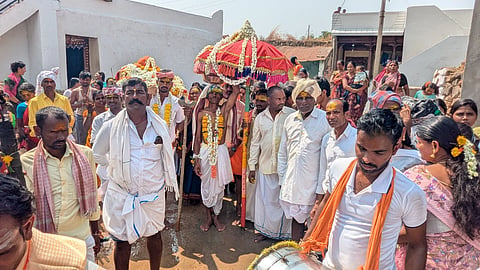 ಅಳವಂಡಿ ಸಮೀಪದ ಮೋರನಹಳ್ಳಿ ಗ್ರಾಮದಲ್ಲಿ ಶ್ರೀ ದುರ್ಗಾದೇವಿ ಜಾತ್ರೋತ್ಸವ ನಿಮಿತ್ತ ಶ್ರೀ ದೇವಿಯ ಅಡ್ಡಪಲ್ಲಕ್ಕಿ ಮೆರವಣಿಗೆ ಜರುಗಿತು. ಪ್ರಮುಖರಾದ ಮಲ್ಲೇಶಪ್ಪ, ಅಂದಪ್ಪ, ಬರಮಪ್ಪ, ಹನುಮಂತ, ದೇವಪ್ಪ, ಶಿವಪ್ಪ ಇತರರಿದ್ದರು.