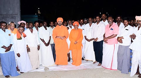 ಅಳವಂಡಿ ಸಮೀಪದ ಕವಲೂರು ಗ್ರಾಮದಲ್ಲಿ ಮೇ.7 ರಂದು ನಡೆಯುವ ಉಜ್ಜಯಿನಿ ಪೀಠದ ಜಗದ್ಗುರು ಸಿದ್ಧಲಿಂಗ ರಾಜ ದೇಶಿಕೇಂದ್ರ ಶಿವಾಚಾರ್ಯರ ಅಡ್ಡಪಲ್ಲಕ್ಕಿ ಉತ್ಸವದ ಪೂರ್ವಭಾವಿ ಸಭೆ ಹಮ್ಮಿಕೊಳ್ಳಲಾಗಿತ್ತು. ಶ್ರೀ ಸಿದ್ದೇಶ್ವರ ಸ್ವಾಮೀಜಿ, ಶ್ರೀ ಮರುಳಾರಾದ್ಯ ಶಿವಾಚಾರ್ಯರು, ಪ್ರಮುಖರಾದ ಮಹಾಂತೇಶ, ತಿಮ್ಮಣ್ಣ, ಲಕ್ಷ್ಮಣ, ನಾಗರಾಜ, ಮುತ್ತಣ್ಣ, ದೇವಪ್ಪ, ಹೊನಕೇರಪ್ಪ ಇತರರಿದ್ದರು.