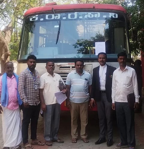 ಮೃತ ಬೈಕ್ ಸವಾರನ ಕುಟುಂಬಕ್ಕೆ ಪರಿಹಾರ ನೀಡದ ಹಿನ್ನೆಲೆಯಲ್ಲಿ ಕೂಡ್ಲಿಗಿಯಲ್ಲಿ ದಾವಣಗೆರೆ ಡಿಪೋ ಬಸ್ ಜಪ್ತಿ ಮಾಡಿರುವುದು. ಅಮೀನ ವಿ.ಚೆನ್ನಪ್ಪ, ವಕೀಲರಾದ ಜಿ.ಸೀತಾರಾಮ, ಸಲೀಂ, ಪರಮೇಶ ಇದ್ದರು.