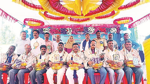ಆಲೂರಿನ ಮಿನಿವಿಧಾನಸೌಧ ಆವರಣದಲ್ಲಿ ಆಯೋಜಿಸಿದ್ದ ಅಂಬೇಡ್ಕರ್ ದಿನಾಚರಣೆ ಕಾರ್ಯಕ್ರಮದಲ್ಲಿ ದಲಿತ ಮುಖಂಡರನ್ನು ಸನ್ಮಾನಿಸಲಾಯಿತು.