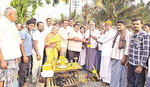 ನುಗ್ಗೇಹಳ್ಳಿ ಹೋಬಳಿಯ ಜಂಬೂರು ಮುಖ್ಯ ರಸ್ತೆಯಿಂದ ಮಾದಿಹಳ್ಳಿ ಗ್ರಾಮಕ್ಕೆ ಸಂಪರ್ಕ ಕಲ್ಪಿಸುವ ರಸ್ತೆಗೆ ಡಾಂಬರು  ಹಾಕುವ  ಕಾಮಗಾರಿಗೆ ಶಾಸಕ ಸಿ.ಎನ್.ಬಾಲಕೃಷ್ಣ ಭೂಮಿಪೂಜೆ ನೆರವೇರಿಸಿದರು. ಪವಿತ್ರಾ, ಕೃಷ್ಣಮೂರ್ತಿ, ಸಂಪತ್‌ಕುಮಾರ್, ಶಂಕರ್, ಅಣ್ಣಯ್ಯ, ಮಹೇಶ್, ನಟರಾಜ್, ಹೊನ್ನೇಗೌಡ ಇದ್ದರು.