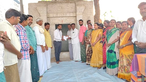 ಸಿರಿಗೇರಿ ಸಮೀಪದ ಹಾಗಲೂರು ಹೊಸಳ್ಳಿ ಗ್ರಾಮದ ಶ್ರೀ ಬನ್ನಿಮಹಾಂಕಾಳಮ್ಮ ದೇವಸ್ಥಾನ ಸಮಿತಿಗೆ ಶ್ರೀಕ್ಷೇತ್ರ ಧರ್ಮಸ್ಥಳ ಗ್ರಾಮಾಭಿವೃದ್ಧಿ ಯೋಜನೆಯಿಂದ ತಾಲೂಕು ಯೋಜನಾಧಿಕಾರಿ ಸುಧೀರ್ ಹಂಗಳೂರು ಒಂದು ಲಕ್ಷ ರೂ. ಡಿಡಿ ನೀಡಿದರು. ಗ್ರಾಪಂ ಅಧ್ಯಕ್ಷ ಮಲ್ಲಿಕಾರ್ಜುನ ರೆಡ್ಡಿ, ದೇವಸ್ಥಾನ ಸಮಿತಿ ಅಧ್ಯಕ್ಷ ಎಚ್.ಚಂದ್ರಕಾಂತ ರೆಡ್ಡಿ, ಮೇಲ್ವಿಚಾರಕ ಪ್ರಭಯ್ಯ ಸ್ವಾಮಿ, ಸೇವಾ ಪ್ರತಿನಿಧಿ ಆದಿಲಕ್ಷ್ಮೀ ಇತರರಿದ್ದರು.