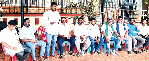 ಸಂಡೂರಿನಲ್ಲಿ ಅಂಬೇಡ್ಕರ್ ಪುತ್ಥಳಿ ಸ್ಥಾಪನೆ ಕುರಿತ ಸಭೆಯಲ್ಲಿ ದಲಿತ ಸಂಘರ್ಷ ಸಮಿತಿ ಸಂಚಾಲಕ ರಾಮಕೃಷ್ಣ ಹೆಗಡೆ ಮಾತನಾಡಿದರು. ಆದಿ ಜಾಂಬವ ಸಂಘದ ತಾಲೂಕು ಅಧ್ಯಕ್ಷ ನಿಂಗಪ್ಪ ಐಹೊಳೆ, ಅಂಬೇಡ್ಕರ್ ಸಂಘದ ಅಧ್ಯಕ್ಷ ಎಂ.ಶಿವಲಿಂಗಪ್ಪ, ಪ್ರಮುಖರಾದ ಮಲ್ಲೇಶ್ ಕಮ್ಮತ್ತೂರು, ಹೊನ್ನೂರಸ್ವಾಮಿ, ಮರಿಸ್ವಾಮಿ, ಕಾಶಪ್ಪ, ತಾರಾನಗರ ದೇವದಾಸ್, ವೈಟಿಜಿ ಕುಮಾರ್ ಇತರರಿದ್ದರು.