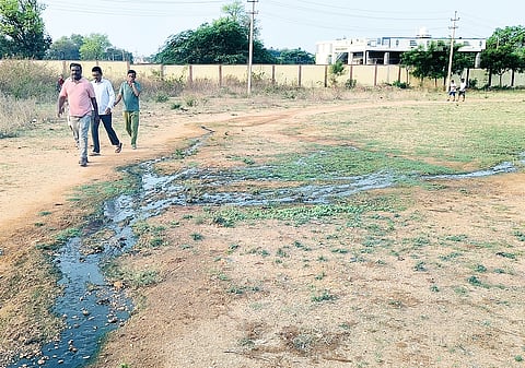ಕೂಡ್ಲಿಗಿಯ ಮಹಾದೇವ ಮೈಲಾರ ಕ್ರೀಡಾಂಗಣದಲ್ಲಿ ಸಾರ್ವಜನಿಕ ಆಸ್ಪತ್ರೆಯಿಂದ ಹರಿಯುವ ಕಲುಷಿತ ನೀರಿನ ನಡುವೆಯೇ ಸಾರ್ವಜನಿಕರು ವಾಯುವಿಹಾರ ಮಾಡುತ್ತಿರುವುದು.