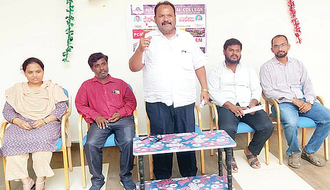 ಕಂಪ್ಲಿ ರೈನ್‌ಬೋ ಪಿಯು ಕಾಲೇಜಿನಲ್ಲಿ ಆಯೋಜಿಸಿದ್ದ ಸಭೆಯಲ್ಲಿ ಕೆ.ಸಿ.ಬಿ ಎಜುಕೇಶನ್ ಟ್ರಸ್ಟ್ ಕಾರ್ಯದರ್ಶಿ ಕೆ.ಎಸ್.ಚಾಂದ್ ಬಾಷಾ ಮಾತನಾಡಿದರು. ಪ್ರಮುಖರಾದ ಶ್ರೀನಿವಾಸ್, ಕೆ.ಎಸ್.ಮೆಹಬೂಬ್ ಬಾಷಾ, ಶಂಷೇರ್, ಮೇಘಾ ಇದ್ದರು.