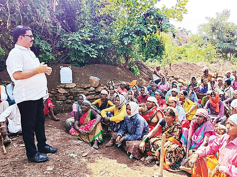 ಸಂಡೂರು ತಾಲೂಕು ಯು.ರಾಜಾಪುರ ಗ್ರಾಮದಲ್ಲಿ ನಾಲಾ ಹೂಳೆತ್ತುವ ಕಾಮಗಾರಿ ಸ್ಥಳದಲ್ಲಿ ತಾಪಂ ಇಒ ಮಡಗಿನ ಬಸಪ್ಪ ಮಾತನಾಡಿದರು.