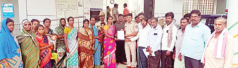 ಹಗರಿಬೊಮ್ಮನಹಳ್ಳಿ ತಾಲೂಕಿನ ಚಿಕ್ಕಸೊಬಟಿ ಗ್ರಾಮದಲ್ಲಿ ಮದ್ಯದ ಅಕ್ರಮ ಮಾರಾಟ ತಡೆಯುವಂತೆ ಒತ್ತಾಯಿಸಿ ಗ್ರಾಮಸ್ಥರು ಪಿಎಸ್‌ಐ ಬಸವರಾಜ ಅಡವಿಬಾವಿಗೆ ಮನವಿ ಸಲ್ಲಿಸಿದರು. ಗ್ರಾ.ಪಂ. ಸದಸ್ಯರಾದ ವೀರಯ್ಯ, ಸಿ.ಆನಂದ, ತಾ.ಪಂ.ಮಾಜಿ ಸದಸ್ಯ ಮಂಜುನಾಥ, ಗ್ರಾಮಸ್ಥರಾದ ಟಿ.ಜಯಪ್ಪ, ಎನ್.ನಿಂಗಪ್ಪ, ಮಹಿಳೆಯರು ಇದ್ದರು.