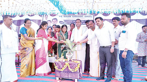 ಕಾನಹೊಸಹಳ್ಳಿ ಸಮೀಪದ ನರಸಿಂಹನಗಿರಿಯಲ್ಲಿ ಆಯೋಜಿಸಿದ್ದ ಗರ್ಭಿಣಿಯರಿಗೆ ಸೀಮಂತ ಹಾಗೂ ಆಶಾ ಕಾರ್ಯಕರ್ತೆಯರಿಗೆ ಸನ್ಮಾನ ಕಾರ್ಯಕ್ರಮವನ್ನು ಡಾ.ಎನ್.ಟಿ.ಶ್ರೀನಿವಾಸ್ ಉದ್ಘಾಟಿಸಿದರು. ಮಾಜಿ ಶಾಸಕ ಎನ್.ಟಿ.ಬೊಮ್ಮಣ್ಣ ಅವರ ಪತ್ನಿ ದೊಡ್ಡಮನೆ ಓಬಮ್ಮ, ಶಾಸಕರ ಸಹೋದರ ಎನ್.ಟಿ.ತಮ್ಮಣ್ಣ, ಪ್ರಾಧ್ಯಾಪಕಿ ಎನ್.ಟಿ.ಗಂಗಮ್ಮ, ಜಿಪಂ ಮಾಜಿ ಸದಸ್ಯ ಎಸ್.ವೆಂಕಟೇಶ, ತಾಲೂಕು ಆರೋಗ್ಯಾಧಿಕಾರಿ ಡಾ.ಎಸ್.ಪಿ.ಪ್ರದೀಪ್ ಕುಮಾರ್ ಇತರರಿದ್ದರು.
