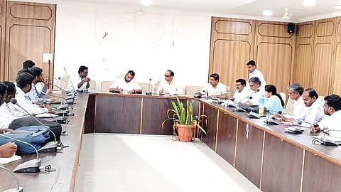 ದೇವದುರ್ಗ ತಾಪಂ ಆವರಣದಲ್ಲಿ ಶುಕ್ರವಾರ ಸಹಾಯಕ ಆಯುಕ್ತ ಗಜಾನನ ಬಾಲೆ ಅಧ್ಯಕ್ಷತೆಯಲ್ಲಿ ಅಧಿಕಾರಿಗಳ ಸಭೆ ನಡೆಯಿತು. ತಹಸೀಲ್ದಾರ್ ಚನ್ನಮಲ್ಲಪ್ಪ ಘಂಟಿ, ತಾಪಂ ಇಒ ಬಸವರಾಜ ಹಟ್ಟಿ, ಆರ್‌ಡಿಎಸ್ ಅಧಿಕಾರಿ ಹೀರಾಲಾಲ್, ಪುರಸಭೆ ಮುಖ್ಯಾಧಿಕಾರಿ ಕೆ.ಹಂಪಯ್ಯ, ಶ್ರೀನಿವಾಸ್ ಮೂರ್ತಿ ಇದ್ದರು.