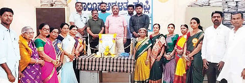 ಕಂಪ್ಲಿ ತಹಸಿಲ್ ಸಭಾಂಗಣದಲ್ಲಿ ಹಮ್ಮಿಕೊಂಡಿದ್ದ ಶಿವಶರಣೆ ಅಕ್ಕಮಹಾದೇವಿ ಜಯಂತಿ ಕಾರ್ಯಕ್ರಮದಲ್ಲಿ ತಹಸೀಲ್ದಾರ್ ಎಸ್.ಶಿವರಾಜ ಮಾತನಾಡಿದರು. ನಿಲಯ ಪಾಲಕ ಕೆ.ವಿರೂಪಾಕ್ಷಿ, ಗ್ರೇಡ್-2 ತಹಸೀಲ್ದಾರ್ ಎಂ.ಆರ್.ಷಣ್ಮುಖ, ಅಕ್ಕಮಹಾದೇವಿ ಮಹಿಳಾ ಮಂಡಳಿ ಅಧ್ಯಕ್ಷೆ ಮುಕ್ಕುಂದಿ ಶಿವಗಂಗಮ್ಮ, ಕಂದಾಯ ಇಲಾಖೆ ಸಿಬ್ಬಂದಿ ಮಾಲತೇಶ ದೇಶಪಾಂಡೆ, ಜಿಲಾನ್, ಶಿವರುದ್ರಪ್ಪ, ಕೆ.ಮಂಜುನಾಥ, ಮೌನೇಶ್, ಪ್ರಮುಖರಾದ ಬಿ.ಎಂ.ರುದ್ರಯ್ಯ ಇತರರಿದ್ದರು.