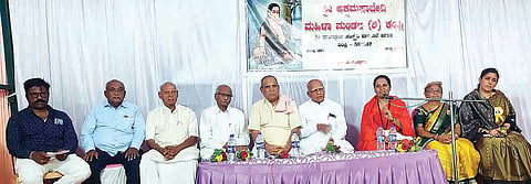 ಕಂಪ್ಲಿ ಸಾಂಗತ್ರಯ ಸಂಸ್ಕೃತ ಪಾಠಶಾಲೆ ಆವರಣದಲ್ಲಿ ಹಮ್ಮಿಕೊಂಡಿದ್ದ ಅಕ್ಕಮಹಾದೇವಿ ಅನುಭವ ಮಂಟಪ ಉದ್ಘಾಟನೆ, ನೂತನ ಕಳಸಾರೋಹಣ ಕಾರ್ಯಕ್ರಮದಲ್ಲಿ ಅತ್ತಿವೇರಿ ಬಸವಧಾಮದ ಬಸವ ಮಾತಾಜಿ ಮಾತನಾಡಿದರು. ಅಕ್ಕಮಹಾದೇವಿ ಮಹಿಳಾ ಮಂಡಳಿ ಅಧ್ಯಕ್ಷೆ ಮುಕ್ಕುಂದಿ ಶಿವಗಂಗಮ್ಮ, ಪ್ರಮುಖರಾದ ಜೆ.ಎನ್.ಶ್ರೀದೇವಿ ಗಣೇಶ್, ಕೆ.ಎಂ.ಹೇಮಯ್ಯಸ್ವಾಮಿ, ಗೊಗ್ಗ ಚನ್ನಬಸವರಾಜ, ಅರವಿ ಬಸನಗೌಡ ಇತರರಿದ್ದರು.