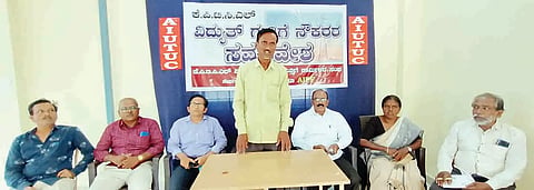 ಬಳ್ಳಾರಿ ಎಐಟಿಯುಸಿ ಕಚೇರಿಯಲ್ಲಿ ಕೆಪಿಟಿಸಿಎಲ್ ವಿದ್ಯುತ್ ವಿತರಣಾ ಗುತ್ತಿಗೆ ಕಾರ್ಮಿಕರ ಸಂಘದಿಂದ ಸಮಾವೇಶ ಹಮ್ಮಿಕೊಳ್ಳಲಾಗಿತ್ತು. ರಾಜ್ಯ ಕಾರ್ಯದರ್ಶಿ ತಿರುಮಲ್ ರಾವ್, ಜಿಲ್ಲಾ ಸಂಚಾಲಕ ಎ.ದೇವದಾಸ್, ಕಾರ್ಯದರ್ಶಿ ಪ್ರಮೋದ್, ಪದಾಧಿಕಾರಿಗಳಾದ ಎ.ಶಾಂತಾ, ಮೋದಿನ್ ಬಾಷಾ, ರಾಘವೇಂದ್ರ ಇದ್ದರು.
