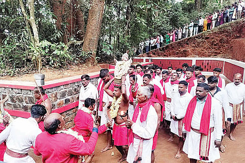 ಆದಿ ಶ್ರೀ ಪೊನ್ನಂಗಾಲ ತಮ್ಮೆ ದೇವಿಯ ಉತ್ಸವದಲ್ಲಿ ಅಲಂಕೃತ ದೇವರ ಪ್ರತಿಮೆಯನ್ನು ಹೊತ್ತು ಪ್ರದಕ್ಷಣೆ ಜರುಗಿತ್ತು.

12-ಎನ್ ಪಿ ಕೆ-2.
ನಾಪೋಕ್ಲು ಸಮೀಪದ ಯವಕಪಾಡಿ ಗ್ರಾಮದ ಆದಿಆದಿ ಶ್ರೀ ಪೊನ್ನಂಗಾಲತ್ತಮ್ಮೆ ದೇವಿಯ ಉತ್ಸವದಲ್ಲಿ ನೂತನ ಕೊಡೆಗಳನ್ನು ದೇವರ ಸನ್ನಿಧಿಗೆ ತರುತ್ತಿರುವ ಸಂದರ್ಭ ಸಹಸ್ರಾರು ಭಕ್ತರ ಸಮ್ಮುಖದಲ್ಲಿ ಶ್ರದ್ಧಾ ಭಕ್ತಿಯಿಂದ ನಡೆಯಿತು.