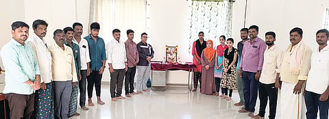 ಕೂಡ್ಲಿಗಿ ತಾಲೂಕು ಕಚೇರಿಯಲ್ಲಿ ಅಕ್ಕಮಹಾದೇವಿ ಜಯಂತಿ ಆಚರಿಸಲಾಯಿತು. ಶಿರಸ್ತೇದಾರ್ ಮಹಮದ್ ಗೌಸ್, ಚುನಾವಣೆ ಶಾಖೆ ದ್ವಿತೀಯ ದರ್ಜೆ ಸಹಾಯಕ ಶಿವಕುಮಾರ್ ಗೌಡ, ಸಿಬ್ಬಂದಿ ಜಿ.ವಾಸುದೇವ, ಅರುಣ ಕುಮಾರ್, ಪ್ರವೀಣ್, ಕಾವ್ಯಾ ಇದ್ದರು.