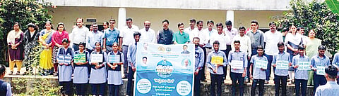 ಕುಶಾಲನಗರ ಸರ್ಕಾರಿ ಎಂಜಿನಿಯರಿಂಗ್ ಕಾಲೇಜಿನಲ್ಲಿ ನಡೆದ ಜಲ ಸಂರಕ್ಷಣಾ ಅಭಿಯಾನ ಕಾರ್ಯಕ್ರಮದಲ್ಲಿ ಸಂಪನ್ಮೂಲ ವ್ಯಕ್ತಿ ಟಿ.ಜಿ. ಪ್ರೇಮಕುಮಾರ್ ಪ್ರತಿಜ್ಞಾ ವಿಧಿ ಬೋಧಿಸಿದರು. ಪ್ರಾಂಶುಪಾಲ ಡಾ. ಕೆ.ಐ. ಪರಶಿವಮೂರ್ತಿ, ಡಾ. ಎನ್.ಎಸ್. ಸತೀಶ್, ಡಾ. ಸೀನಪ್ಪ, ಡಾ. ರಂಗನಾಥ್, ಡಾ. ಹೇಮಲತಾ, ಪಿ.ಸಂಜೀವ ಇತರರು ಇದ್ದರು.