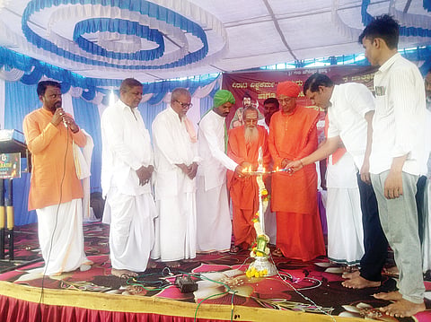 ಲೆಕ್ಕಿಹಾಳ ಗ್ರಾಮದ ಶ್ರೀ ಮೌನೇಶ್ವರ ಜಾತ್ರೆ ಅಂಗವಾಗಿ ಶನಿವಾರ ಹಮ್ಮಿಕೊಂಡಿದ್ದ ಉಚಿತ ಸಾಮೂಹಿಕ ವಿವಾಹ ಕಾರ್ಯಕ್ರಮವನ್ನು ನಂದವಾಡಗಿಯ ಮಹಾಂತಲಿಂಗ ಶಿವಾಚಾರ್ಯರು ಉದ್ಘಾಟಿಸಿದರು. ಸಜ್ಜಲಗುಡ್ಡದ ದೊಡ್ಡಬಸವಾರ್ಯ ತಾತ, ಮೌನೇಶ್ವರ ಮಠದ ನಾಗೇಂದ್ರ ಸ್ವಾಮಿ ಇತರರಿದ್ದರು.