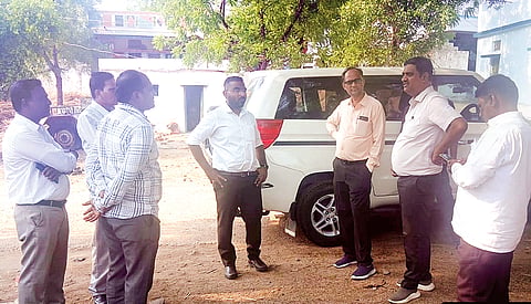 ದೇವದುರ್ಗ ತಾಲೂಕು ಜಾಲಹಳ್ಳಿಗೆ ಸಹಾಯಕ ಆಯುಕ್ತ ಗಜಾನನ ಬಾಲೆ ಭೇಟಿ ನೀಡಿ ಕುಡಿವ ನೀರಿನ ವ್ಯವಸ್ಥೆ ಬಗ್ಗೆ ಮಾಹಿತಿ ಪಡೆದರು. ತಹಸೀಲ್ದಾರ್ ಚನ್ನಮಲ್ಲಪ್ಪ ಘಂಟಿ, ತಾಪಂ ಇಒ ಬಸವರಾಜ ಹಟ್ಟಿ, ಜಿಪಂ ಆರ್‌ಡಬ್ಲುೃಎಸ್ ಎಇ ಹೀರಾಲಾಲ್, ಜೆಇ ಜೈಧರ್, ಪಿಡಿಒ ನರಸಪ್ಪ, ಕಂದಾಯ ನಿರೀಕ್ಷಕ ದೇವರೆಡ್ಡಿ ಇದ್ದರು.