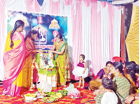 ಸಿರವಾರದಲ್ಲಿ ಶನಿವಾರ ಅಕ್ಕಮಹಾದೇವಿ ಜಯಂತಿ ಆಚರಣೆ ಮಾಡಲಾಯಿತು. ಪಪಂ ಮಾಜಿ ಅಧ್ಯಕ್ಷೆ ಲತಾ ಗುರುನಾಥ ನಂದರೆಡ್ಡಿ, ಪ್ರಮುಖರಾದ ಕವಿತಾ ದೇವೇಂದ್ರಸ್ವಾಮಿ. ಚುಕ್ಕಿ ಸುವರ್ಣಮ್ಮ ಸೂಗಪ್ಪ ಸಾಹುಕಾರ್, ಶಿವಲೀಲಾ ಇತರರಿದ್ದರು.