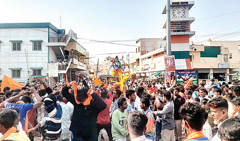 ರಾಮನವಮಿ ಮತ್ತು ಹಿಂದು ಸಾಮ್ರಾಜ್ಯೋತ್ಸವ ಕಾರ್ಯಕ್ರಮ ನಿಮಿತ್ತ ಲಿಂಗಸುಗೂರಿನಲ್ಲಿ ಭಾನುವಾರ ಹಮ್ಮಿಕೊಂಡಿದ್ದ ಶೋಭಾಯಾತ್ರೆಯಲ್ಲಿ ಯುವಕರು ಕುಣಿದು ಸಂಭ್ರಮಿಸಿದರು.