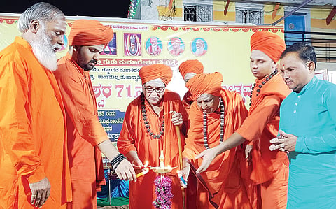 ಮಾನ್ವಿ ತಾಲೂಕಿನ ಅಡವಿ ಅಮರೇಶ್ವರ ಗ್ರಾಮದ ಮಠದಲ್ಲಿ ಜೀವನ ದರ್ಶನ ಪ್ರವಚನ ಕಾರ್ಯಕ್ರಮವನ್ನು ಒಳಬಳ್ಳಾರಿ ಸುವರ್ಣಗಿರಿ ವಿರಕ್ತಮಠದ ಸಿದ್ಧಲಿಂಗ ಶ್ರೀಗಳು ಉದ್ಘಾಟಿಸಿದರು. ಅಡವಿ ಅಮರೇಶ್ವರ ಮಠದ ಶಾಂತಮಲ್ಲ ಸ್ವಾಮೀಜಿ, ಕಿರಿಯ ಶ್ರೀಗಳಾದ ತೊಂಟದಾರ್ಯ ಸ್ವಾಮೀಜಿ ಇದ್ದರು.