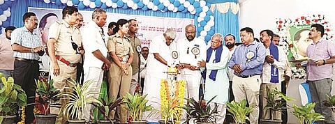 ಹೊಳೆನರಸೀಪುರ ಪಟ್ಟಣದ ಸಾರ್ವಜನಿಕ ಸಮುದಾಯ ಭವನದಲ್ಲಿ ಆಯೋಜಿಸಿದ್ದ ಕಾರ್ಯಕ್ರಮವನ್ನು ಶಾಸಕ ಎಚ್.ಡಿ.ರೇವಣ್ಣ ಉದ್ಘಾಟಿಸಿದರು. ಮುನಿರಾಜ್, ಶಿವಶಂಕರ್, ಸೋಮಲಿಂಗೇಗೌಡ, ಎಂ.ಸೋಮಶೇಖರ್, ಎಚ್.ವೈ.ಚಂದ್ರಶೇಖರ್, ಲಕ್ಕೂರು ಬಸವರಾಜ್ ಇದ್ದರು.