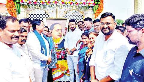 ನಂಜನಗೂಡು ಪಟ್ಟಣದಲ್ಲಿರುವ ಸಂವಿಧಾನ ಶಿಲ್ಪಿ ಡಾ.ಬಿ.ಆರ್.ಅಂಬೇಡ್ಕರ್ ಪ್ರತಿಮೆಗೆ ಮಾಲಾರ್ಪಣೆ ಮಾಡುವ ಮೂಲಕ ಡಾ.ಅಂಬೇಡ್ಕರ್ ಜಯಂತಿಯನ್ನು ಆಚರಿಸಲಾಯಿತು. ಶಿವಕುಮಾರ್ ಕಾಸ್ನೂರು, ಕಳಲೆ ಕೇಶವಮೂರ್ತಿ , ಶ್ರೀಕಂಠ ಸ್ವಾಮಿ ಇತರರಿದ್ದರು.