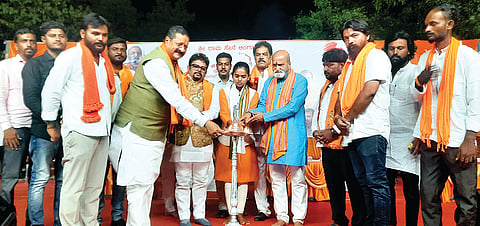 ಲಿಂಗಸುಗೂರಿನಲ್ಲಿ ಏರ್ಪಡಿಸಿದ್ದ ರಾಮನವಮಿ ಮತ್ತು ಹಿಂದು ಸಾಮ್ರಾಜ್ಯೋತ್ಸವ ಕಾರ್ಯಕ್ರಮವನ್ನು ಶಾಸಕ ಬಸನಗೌಡ ಪಾಟೀಲ್ ಯತ್ನಾಳ್ ಉದ್ಘಾಟಿಸಿದರು. ಶ್ರೀರಾಮಸೇನೆ ಸಂಸ್ಥಾಪಕ ಅಧ್ಯಕ್ಷ ಪ್ರಮೋದ್ ಮುತಾಲಿಕ್, ಸನಾತನ ಹಿಂದು ಮುಖ್ಯಸ್ಥ ಆರ್.ಎಸ್.ರಾಜು, ಎಬಿವಿಪಿ ರಾಜ್ಯ ಸಮಿತಿಯ ಭಾಗ್ಯಗೌಡ ಚಡಚಣ, ಸಂಗೊಳ್ಳಿ ರಾಯಣ್ಣ ಬ್ರಿಗೇಡ್ ಸಂಸ್ಥಾಪಕ ಅಧ್ಯಕ್ಷ ಕಿರಣ್ ಉಪ್ಪಾರ, ಶ್ರೀರಾಮ ಸೇನೆ ತಾಲೂಕು ಅಧ್ಯಕ್ಷ ರಘುಗೌಡ ನಾಯಕ ಇದ್ದರು.