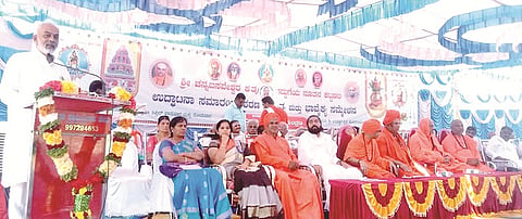 ಅರಕಲಗೂಡು ದೊಡ್ಡಮಠದ ಆವರಣದಲ್ಲಿ ಏರ್ಪಡಿಸಿದ್ದ ಧಾರ್ಮಿಕ ಸಮಾರಂಭದಲ್ಲಿ ಶಾಸಕ ಎ. ಮಂಜು ಮಾತನಾಡಿದರು. ಶ್ರೀ ಶಿವರಾತ್ರಿದೇಶಿಕೇಂದ್ರ ಸ್ವಾಮೀಜಿ,  ಮಲಯಶಾಂತಮುನಿ ಶಿವಾಚಾರ್ಯ ಸ್ವಾಮೀಜಿ,  ಮಲ್ಲಿಕಾರ್ಜುನ ಸ್ವಾಮೀಜಿ,  ಚೆನ್ನಬಸವದೇಶೀಕೇಂದ್ರ ಸ್ವಾಮೀಜಿ ಇತರರಿದ್ದರು.