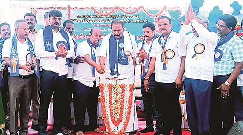 ಅರಸೀಕೆರೆ ನಗರದ ಹಳೆಯ ಮಾಧ್ಯಮಿಕ ಶಾಲಾ ಆವರಣದಲ್ಲಿ ಆಯೋಜಿಸಿದ್ದ ಕಾರ್ಯಕ್ರಮವನ್ನು ಕೆ.ಎಂ.ಶಿವಲಿಂಗೇಗೌಡ ಉದ್ಘಾಟಿಸಿದರು. ಎಂ.ಜಿ.ಸಂತೋಷ್ ಕುಮಾರ್, ಎಂ.ಸಮೀವುಲ್ಲಾ, ಮನೋಹರ್, ಎಚ್.ಟಿ.ಕೃಷ್ಣಮೂರ್ತಿ, ಸತೀಶ್, ಲೋಕೇಶ್ ಇದ್ದರು.