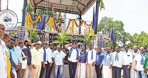 ಅರಸೀಕೆರೆ ನಗರದ ರಾಷ್ಟ್ರೀಯ ಹೆದ್ದಾರಿಯಲ್ಲಿರುವ ಡಾ.ಬಿ.ಆರ್.ಅಂಬೇಡ್ಕರ್ ಪುತ್ಥಳಿಗೆ ಎನ್.ಆರ್.ಸಂತೋಷ್ ಮಾಲಾರ್ಪಣೆ ಮಾಡಿದರು. ಎ.ಬಿ.ಗುರುಸಿದ್ದೇಶ್, ಭಾಸ್ಕರ್,ಅಜಯ್, ಮೇಲುಗಿರಿಗೌಡ, ಶಿವನ್‌ರಾಜ್  ಹರ್ಷವರ್ಧನ್, ಉಮೇಶ್, ಲೋಕೇಶ್ ಇದ್ದರು.