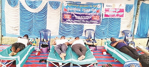 ಚನ್ನರಾಯಪಟ್ಟಣ ತಾಲೂಕಿನ ಮೂಕಿಗೆರೆ ಗ್ರಾಮದಲ್ಲಿ ಆಯೋಜಿಸಿದ್ದ ಆರೋಗ್ಯ ತಪಾಸಣೆ ಹಾಗೂ ರಕ್ತದಾನ ಶಿಬಿರದಲ್ಲಿ 30ಕ್ಕೂ ಹೆಚ್ಚು ಜನರು ರಕ್ತದಾನ ಮಾಡಿದರು.