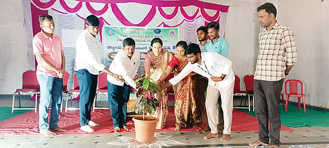 ಗಂಗಾವತಿ ಹಿರೇಜಂತಕಲ್ ಮುಡ್ಡಾಣೇಶ್ವರ ದೇವಸ್ಥಾನದ ಸಭಾಂಗಣದಲ್ಲಿ ಸಂಕಲ್ಪ ಪದವಿ ಕಾಲೇಜಿನಿಂದ ಹಮ್ಮಿಕೊಂಡಿದ್ದ ಎನ್‌ಎಸ್‌ಎಸ್ ವಾರ್ಷಿಕ ಸೇವಾ ಶಿಬಿರವನ್ನು ವೈದ್ಯೆ ಸಿಂಧು ಕಾರ್ತೀಗೌಡ ಉದ್ಘಾಟಿಸಿದರು. ಪ್ರಾಚಾರ್ಯ ಬಸಪ್ಪ ಶಿರಿಗೇರಿ, ಉಪನ್ಯಾಸಕರಾದ ಶಂಕರ ವರದಾಪುರ, ಎಚ್.ನಾಗರಾಜ್ ಇತರರಿದ್ದರು.