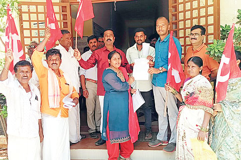 ಕೂಡ್ಲಿಗಿಯ ಜೆಸ್ಕಾಂ ಎಇಇ ಏಕಾಂತ ರೆಡ್ಡಿಗೆ ಕರ್ನಾಟಕ ರಾಜ್ಯ ಕಟ್ಟಡ ಮತ್ತು ಇತರೆ ನಿರ್ಮಾಣ ಕಾರ್ಮಿಕರ ಫೆಡರೇಷನ್ ಮನವಿ ಸಲ್ಲಿಸಿತು. ಸಿಐಟಿಯು ತಾಲೂಕು ಕಾರ್ಯದರ್ಶಿ ಗುನ್ನಳ್ಳಿ ರಾಘವೇಂದ್ರ, ಜನವಾದಿ ಮಹಿಳಾ ಸಂಘದ ತಾಲೂಕು ಅಧ್ಯಕ್ಷೆ ಭಾಗ್ಯಮ್ಮ, ಪ್ರಮುಖರಾದ ಫಕೀರಮ್ಮ, ಕೆ. ಕರಿಯಣ್ಣ, ಬಿ.ಹೂಲೆಪ್ಪ, ಹೇಮಣ್ಣ, ಅಂಜಿನಪ್ಪ, ಚಂದ್ರಪ್ಪ ಪಾಲ್ಗೊಂಡಿದ್ದರು.
