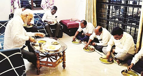 ಅರಕಲಗೂಡು ತಾಲೂಕಿನ ದೊಡ್ಡಬೆಮ್ಮತ್ತಿ ಗ್ರಾಮದಲ್ಲಿ ಶಾಸಕ ಎ. ಮಂಜು ದಲಿತರ ಮನೆಯಲ್ಲಿ ಊಟ ಮಾಡಿದರು.