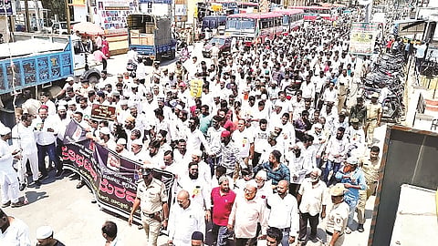 ಬೇಲೂರು ಪಟ್ಟಣದ ಮುಖ್ಯರಸ್ತೆಯಲ್ಲಿ ಮುಸ್ಲಿಮರು ಮೆರವಣಿಗೆ ಸಾಗುತ್ತಿರುವುದು.