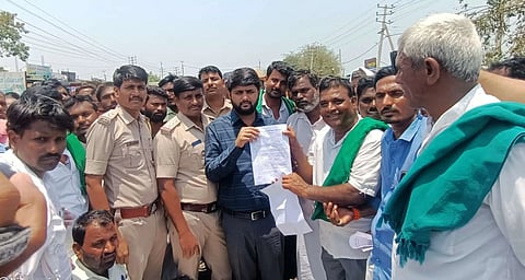 ಮಾನ್ವಿ ತಾಲೂಕಿನ ಪೋತ್ನಾಳ ಗ್ರಾಮದಲ್ಲಿ ಸಿಂಧನೂರು ತಹಸೀಲ್ದಾರ್ ಅರುಣ್‌ಕುಮಾರ ದೇಸಾಯಿಗೆ ರೈತರು ಮನವಿ ಸಲ್ಲಿಸಿದರು. ರೈತ ಸಂಘದ ರಾಜ್ಯ ಪ್ರಧಾನ ಕಾರ್ಯದರ್ಶಿ ಅಮೀನ್ ಪಾಷಾ ದಿದ್ದಿಗಿ, ಜಿಲ್ಲಾ ಅಧ್ಯಕ್ಷ ನಾಗನಗೌಡ, ಪ್ರಮುಖರಾದ ಬಸವರಾಜ ಹಂಚಿನಾಳ, ದುರ್ಗಪ್ಪ ತಡಕಲ್, ಅಣ್ಣಪ್ಪ ಜಾಲಿಹಾಳ, ಬಸವರಾಜ ಇತರರಿದ್ದರು.