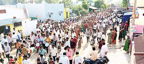 ಸೋಮಲಾಪುರದಲ್ಲಿ ಸದ್ಗುರು ಚಿದಾನಂದ ಮಹಾಸ್ವಾಮಿ ಅವಧೂತರ 33ನೇ ವರ್ಷದ ಪುಣ್ಯಾರಾಧನೆ ಹಾಗೂ ಜಾತ್ರಾ ಮಹೋತ್ಸವದ ನಿಮಿತ್ತ ಹಮ್ಮಿಕೊಂಡಿದ್ದ ಸಾಮೂಹಿಕ ವಿವಾಹ ಕಾರ್ಯಕ್ರಮದಲ್ಲಿ ದಾಂಪತ್ಯ ಜೀವನಕ್ಕೆ ಕಾಲಿಟ್ಟ ನವಜೋಡಿಗಳ ಮೆರವಣಿಗೆ ನಡೆಯಿತು.