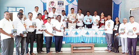 ಕೂಡ್ಲಿಗಿಯ ಜ್ಞಾನಭಾರತಿ ಬಿ.ಇಡಿ ಕಾಲೇಜಿನಲ್ಲಿ ಭೀಮಣ್ಣ ಗಜಾಪುರ ರಚಿಸಿದ ಕೂಡ್ಲಿಗಿ ವಿಸ್ಮಯ ಕೃತಿಯನ್ನು ಪತ್ರಕರ್ತ ಬಿ.ನಾಗರಾಜ ಬಿಡುಗಡೆಗೊಳಿಸಿದರು. ಪಪಂ ಅಧ್ಯಕ್ಷ ಕಾವಲ್ಲಿ ಶಿವಪ್ಪನಾಯಕ, ಡಿವೈಎಸ್. ಪಿ. ಮಲ್ಲೇಶ ದೊಡ್ಡಮನಿ, ಹಿರಿಯ ರಂಗನಟಿ ಪಿ.ಪದ್ಮಾ, ಪ್ರಾಧ್ಯಾಪಕ ಡಾ.ವೆಂಕಟಗಿರಿ ದಳವಾಯಿ ಇನ್ನಿತರರಿದ್ದರು.