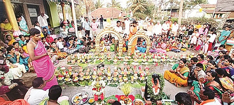 ಅರಕಲಗೂಡು ತಾಲೂಕಿನ ಮುಂಡಗೋಡು ಗ್ರಾಮದೇವತೆ ದೇವಸ್ಥಾನ ಉದ್ಘಾಟನೆ ಅಂಗವಾಗಿ ಕಳಸ ಪೂಜೆ ನೆರವೇರಿತು.