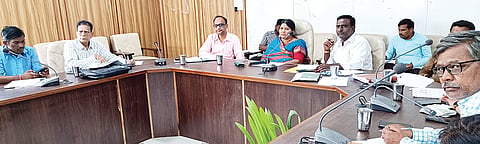 ದೇವದುರ್ಗ ತಾಪಂ ಆವರಣದಲ್ಲಿ ಕುಡಿವ ನೀರಿನ ಟಾಸ್ಕ್‌ಫೋರ್ಸ್ ಸಮಿತಿ ಸಭೆ ನಡೆಯಿತು. ತಹಸೀಲ್ದಾರ್ ಚನ್ನಮಲ್ಲಪ್ಪ ಘಂಟಿ, ತಾಪಂ ಇಒ ಬಸವರಾಜ ಹಟ್ಟಿ, ಪುರಸಭೆ ಮುಖ್ಯಾಧಿಕಾರಿ ಕೆ.ಹಂಪಯ್ಯ, ಪಂಚಾಯತ್‌ರಾಜ್ ಇಲಾಖೆ ಸಹಾಯಕ ನಿರ್ದೇಶಕಿ ರಾಜೇಶ್ವರಿ ಇದ್ದರು.