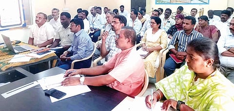 ಕಂಪ್ಲಿ ತಹಸಿಲ್ ಕಚೇರಿ ಸಭಾಂಗಣದಲ್ಲಿ ಪ್ರಗತಿ ಪರಿಶೀಲನೆ ಸಭೆ ನಡೆಯಿತು. ತಹಸೀಲ್ದಾರ್ ಎಸ್.ಶಿವರಾಜ, ಪುರಸಭೆ ಪರಿಸರ ಅಭಿಯಂತರ ಶರಣಪ್ಪ, ಅಧಿಕಾರಿಗಳಾದ ಆರ್.ಕೆ.ಶ್ರೀಕುಮಾರ್, ಡಾ.ಕೆ.ಯು.ಬಸವರಾಜ, ರವಿ ರಾಥೋಡ್ ಇತರರಿದ್ದರು.