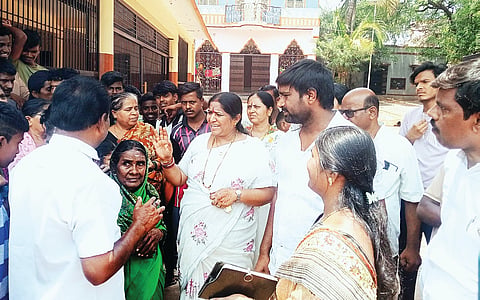 ಸಂಡೂರಿನಲ್ಲಿ ಶಾಸಕಿ ಅನ್ನಪೂರ್ಣ ತುಕಾರಾಮ್‌ಗೆ ಸಮರ್ಪಕವಾಗಿ ಕುಡಿವ ನೀರು ಪೂರೈಸುವಂತೆ ನಿವಾಸಿಗಳು ಮನವಿ ಮಾಡಿದರು. ಪುರಸಭೆ ಅಧ್ಯಕ್ಷ ಎಸ್.ಸಿರಾಜ್ ಹುಸೇನ್, ವಾರ್ಡ್ ಸದಸ್ಯ ಅಬ್ದುಲ್ ಮುನಾಫ್, ಪುರಸಭೆ ಪ್ರಭಾರ ಜೆಇ ಆಶಾ ಇದ್ದರು.