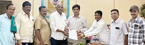 ಬಳ್ಳಾರಿಯಲ್ಲಿ ವಿವಿ ಸಂಘದ ಅಧ್ಯಕ್ಷ ಡಾ.ಕಣೇಕಲ್ ಮಹಾಂತೇಶಗೆ ಒತ್ತಾಯಿಸಿ ವೀರಶೈವ ಸಮುದಾಯದ ಮುಖಂಡರು ಮನವಿ ಸಲ್ಲಿಸಿದರು. ಮಾಜಿ ಜಿಪಂ ಮಾಜಿ ಸದಸ್ಯ ಅಕ್ಕಿ ತೋಟೇಶ, ಗ್ರಾಪಂ ಸದಸ್ಯ ಮೈಲಾರ ಶಿವಕುಮಾರ, ತಾಪಂ ಮಾಜಿ ಸದಸ್ಯ ಪಿ.ಕೊಟ್ರೇಶ, ಪಿಕಾರ್ಡ್ ಬ್ಯಾಂಕ್ ಮಾಜಿ ಉಪಾಧ್ಯಕ್ಷ ಪಟ್ಟಣ ಶೆಟ್ಟಿ ಸುರೇಶ, ನಿವೃತ್ತ ಪಿಡಿಒ ಡಿ.ಎಂ.ತೋಟಯ್ಯ, ಗಂಗಾಧರ, ಗಡ್ಡಿ ನಿಂಗಪ್ಪ ಇತರರಿದ್ದರು.