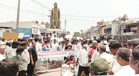 ಪುರಸಭೆ ವ್ಯಾಪ್ತಿಯ ಹನುಮಂತ ನಗರದಲ್ಲಿ ಮನೆಗಳು ಹಾಗೂ ಶೌಚಗೃಹ, ಸ್ನಾನಗೃಹಗಳನ್ನು ಪುರಸಭೆ ಅಧ್ಯಕ್ಷರು ಹಾಗೂ ಅಧಿಕಾರಿಗಳು ಒಡೆದು ಹಾಕಿರುವುದನ್ನು ಖಂಡಿಸಿ ಬಸವೇಶ್ವರ ವೃತ್ತದಲ್ಲಿ ಪ್ರತಿಭಟಿಸುತ್ತಿರುವುದು.