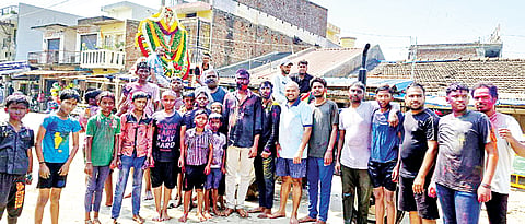 17kkr1(4-25 hanumanta utsava nekar