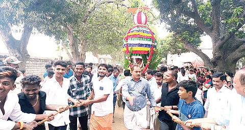 ಕಂಪ್ಲಿಯಲ್ಲಿ ಹೇರೂರು ವಿರುಪನಗೌಡ ತಾತನವರ ರಥೋತ್ಸವ ಶುಕ್ರವಾರ ಸಂಭ್ರಮದಿಂದ ನಡೆಯಿತು.